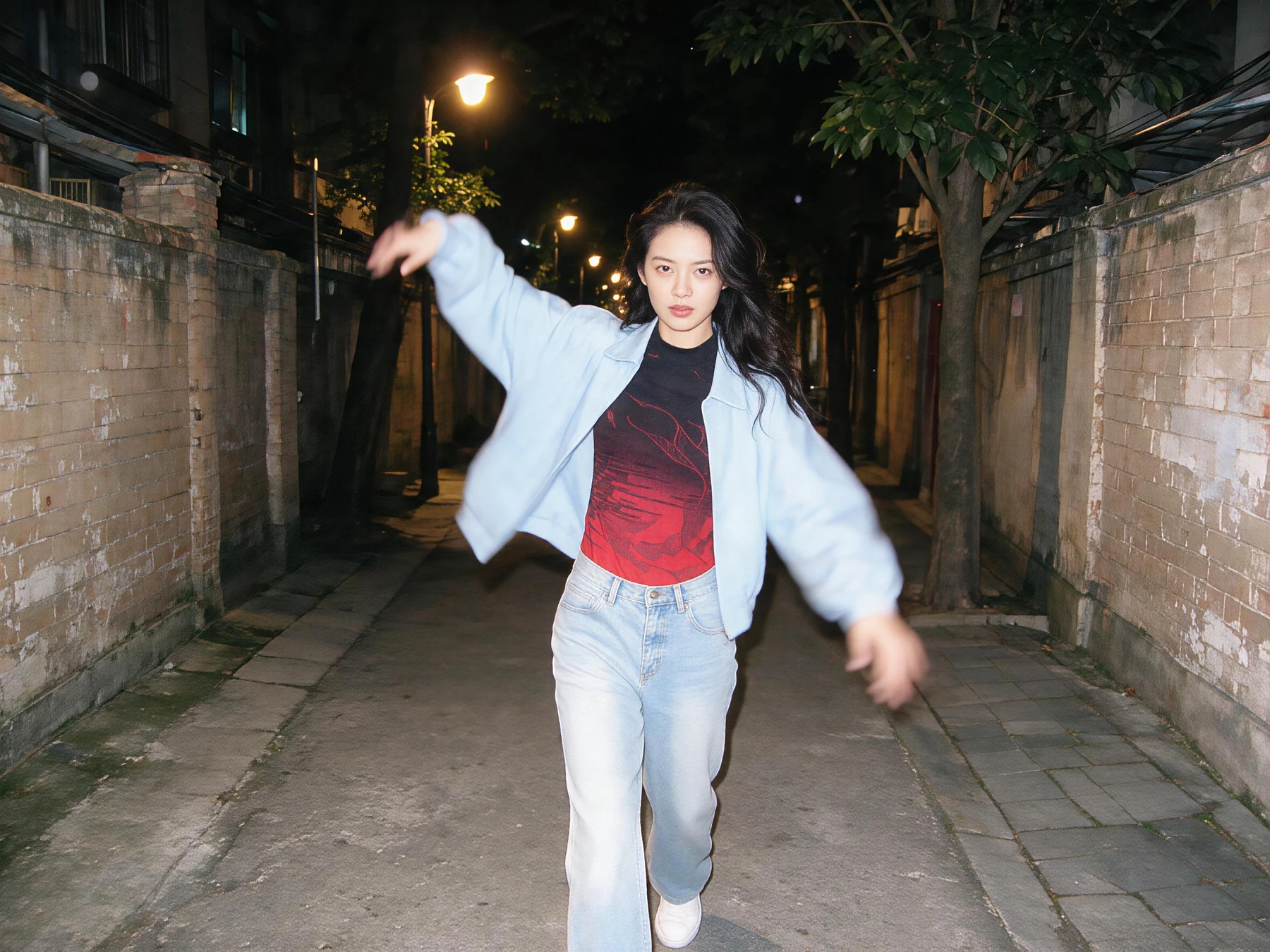 锦鲤款搭配浅色外套的夜间日常